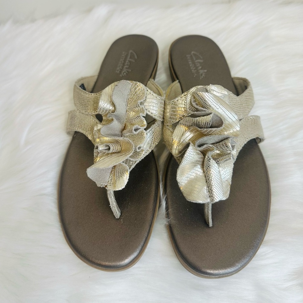 Clarks Metallic Gold Leather Ruffle Thong Slide Sandals 1”Wedge Heel Size 6M - Picture 8 of 16